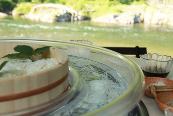 【流しそうめん】久慈川のせせらぎを聞きながら流しそうめん。