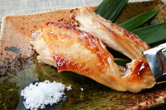 【単品一例】塩でいただく奥久慈しゃもの手羽先。好評の一品です。